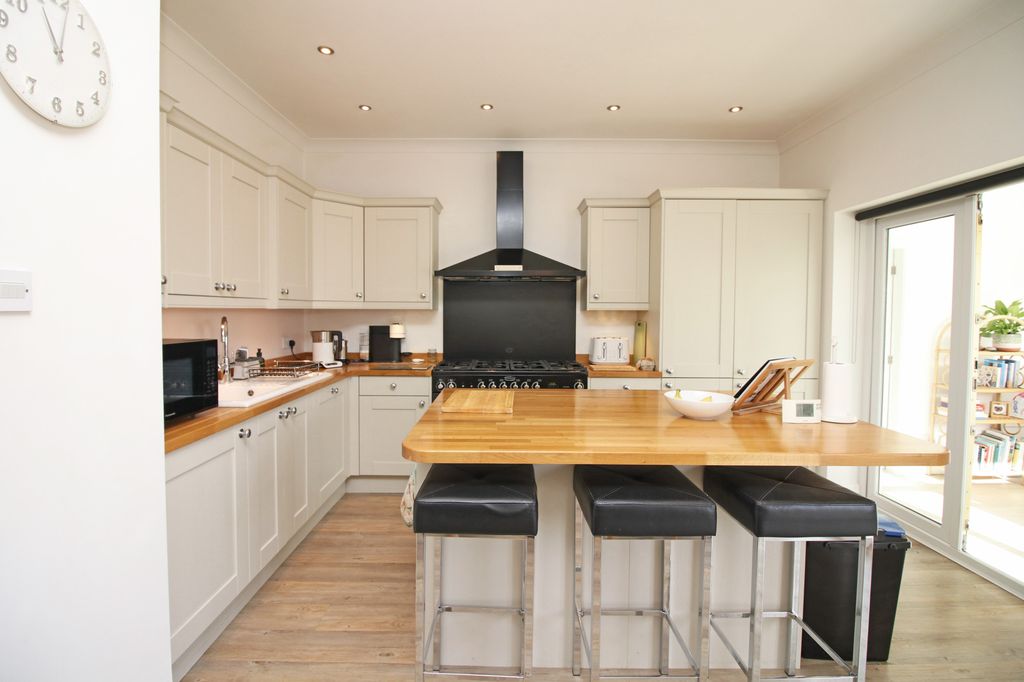 Property photo 2 of 34