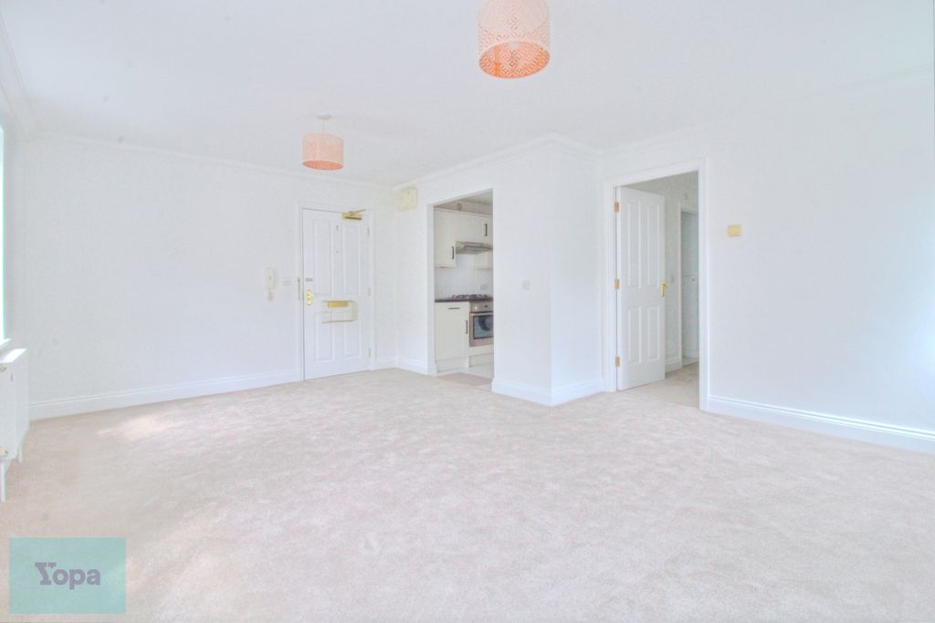 Property photo 3 of 8 Lounge