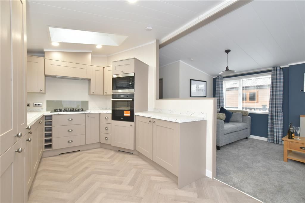 Property photo 3 of 7 Kitchen/Lounge