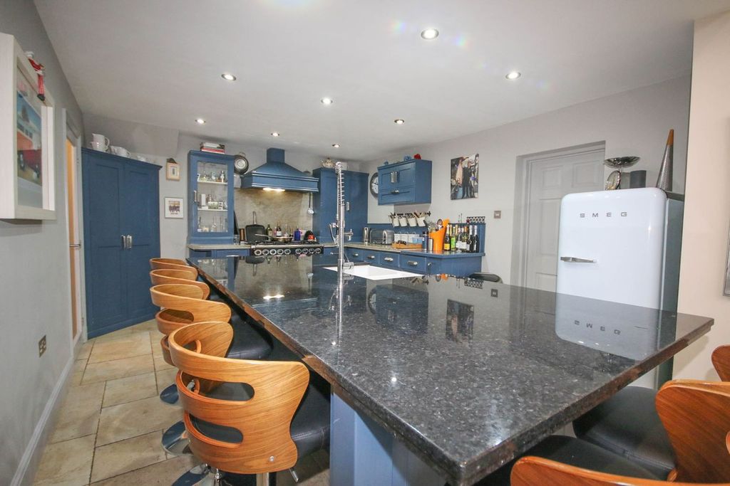 Property photo 3 of 33