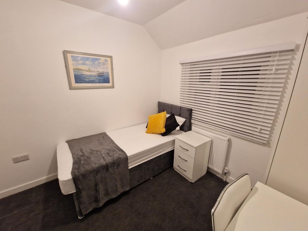 Property photo 2 of 57 Neat, Modern Single Bedroom With A Comfortable Uph...