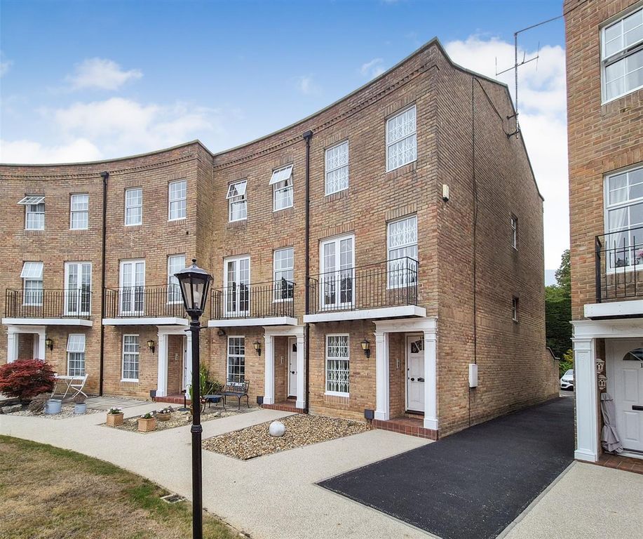 Property photo 3 of 17 18Hollrg2.Jpg