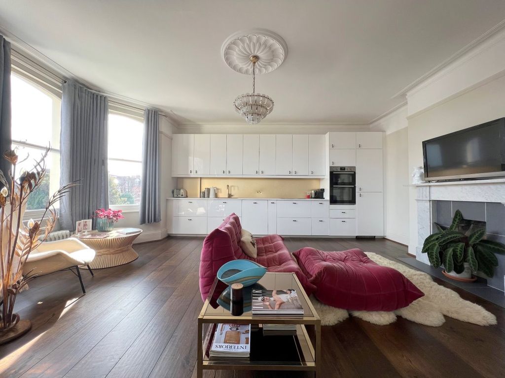 Property photo 1 of 12 3 Bed Unfurnished Flat