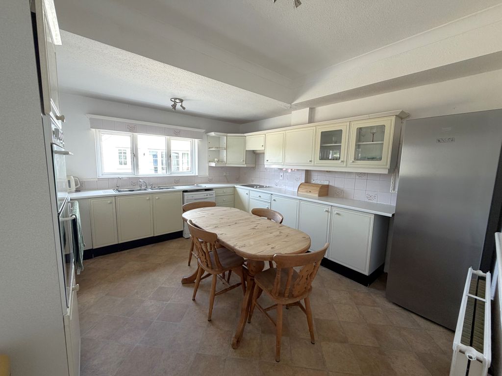Property photo 2 of 31
