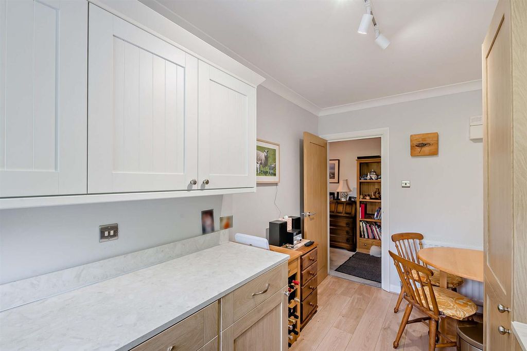 Property photo 3 of 14 8690625-Interior02-800.Jpg