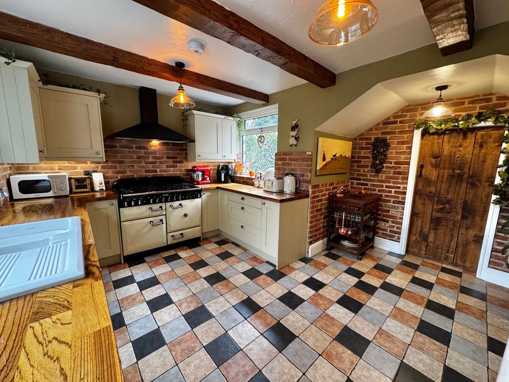 Property photo 3 of 18 Kitchen