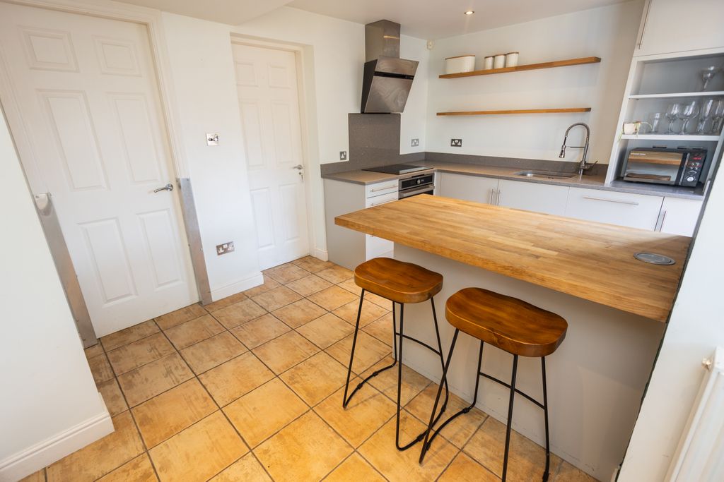 Property photo 3 of 20 15 St Nicholas Pl - 006