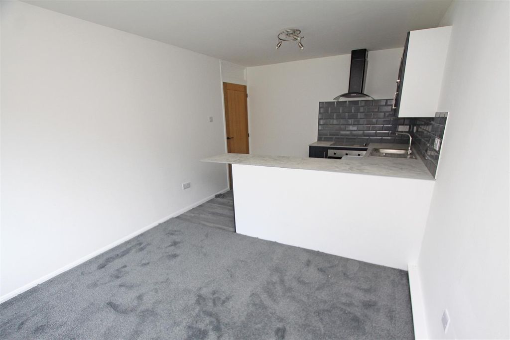 Property photo 2 of 10 Living c.Jpg