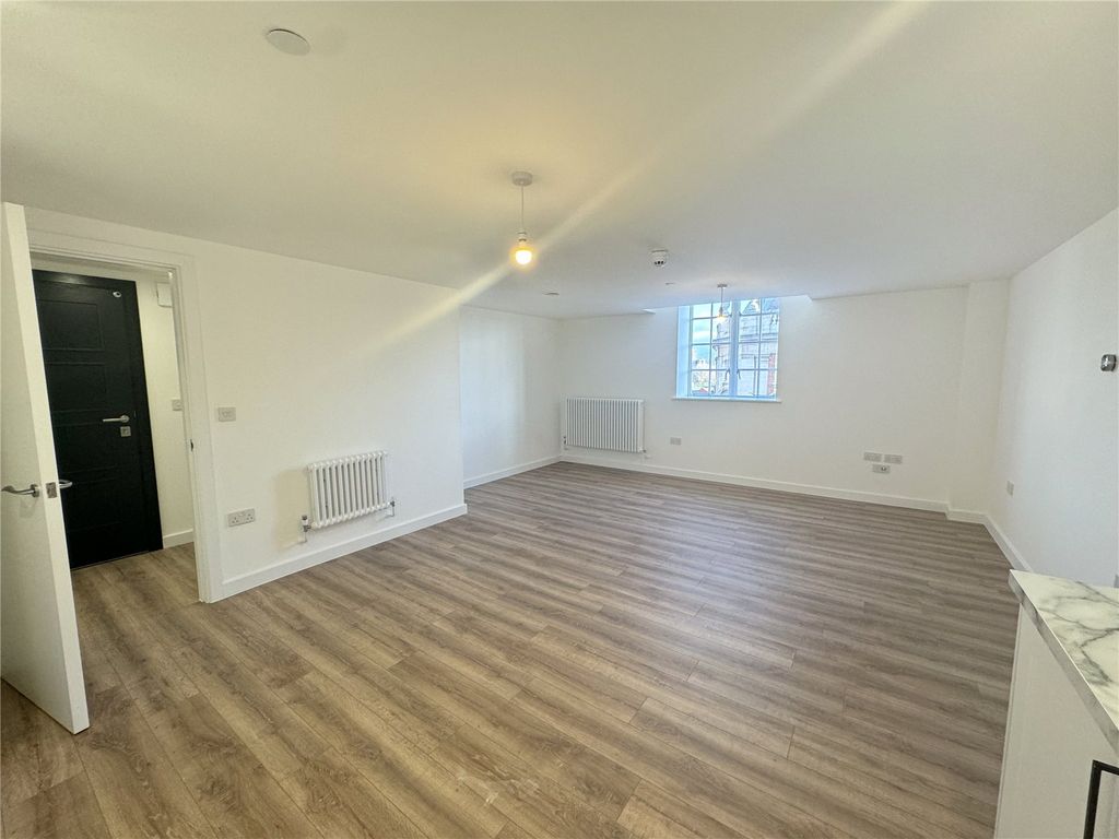 Property photo 3 of 11 Flat 301