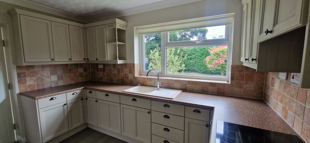 Property photo 2 of 8 Kitchen