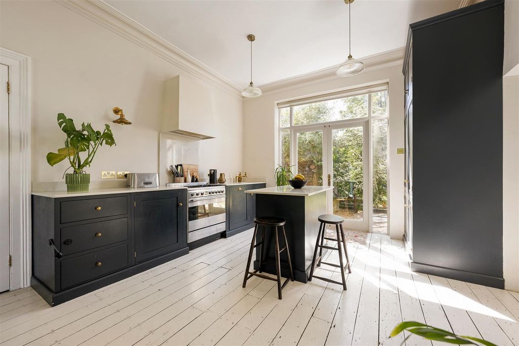 Property photo 3 of 30 Windsor Road, E7