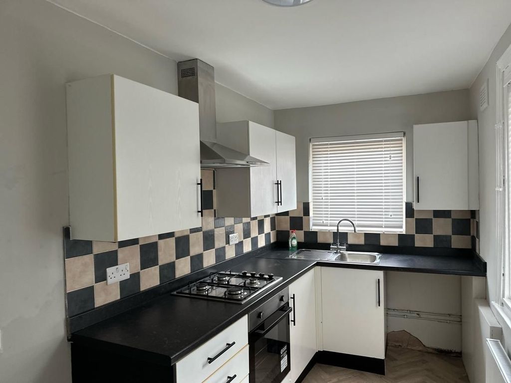 Property photo 2 of 7 Photograph 3