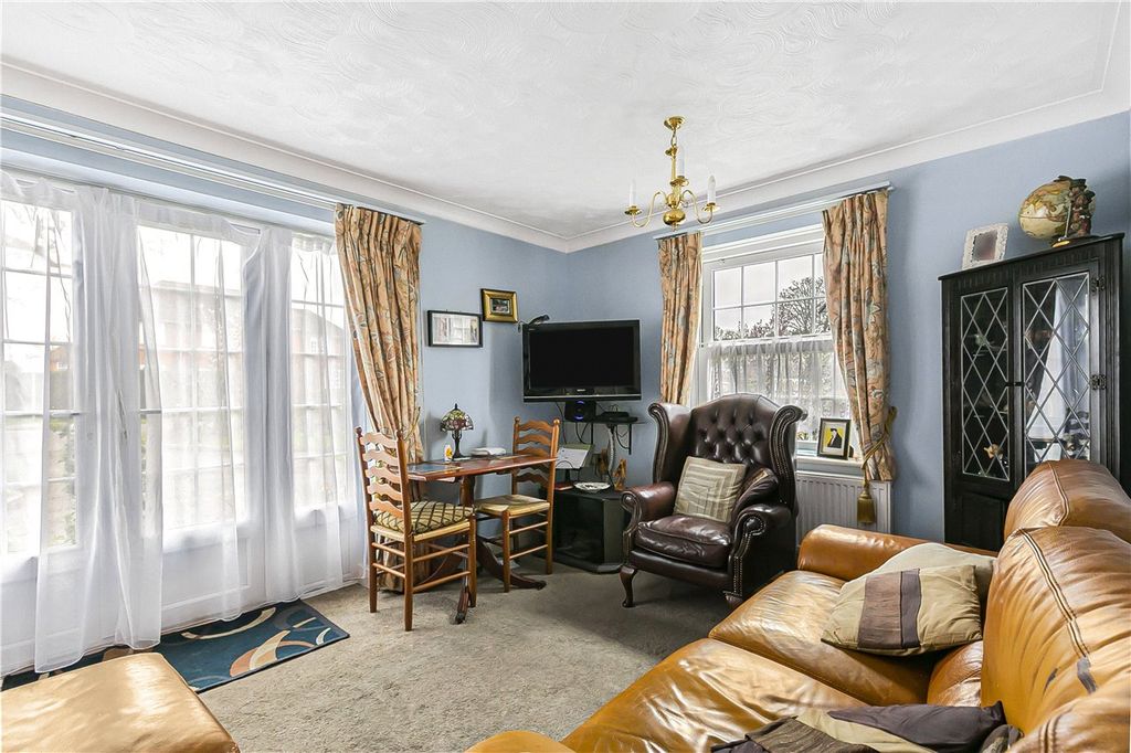 Property photo 2 of 22 Living Room