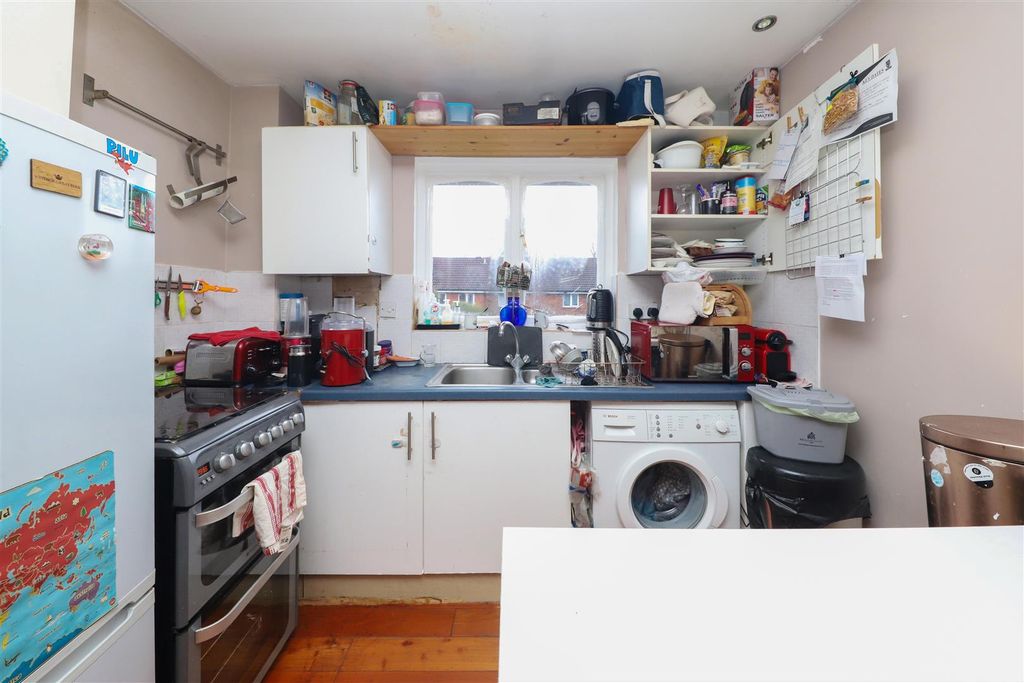 Property photo 3 of 8 Kitchen