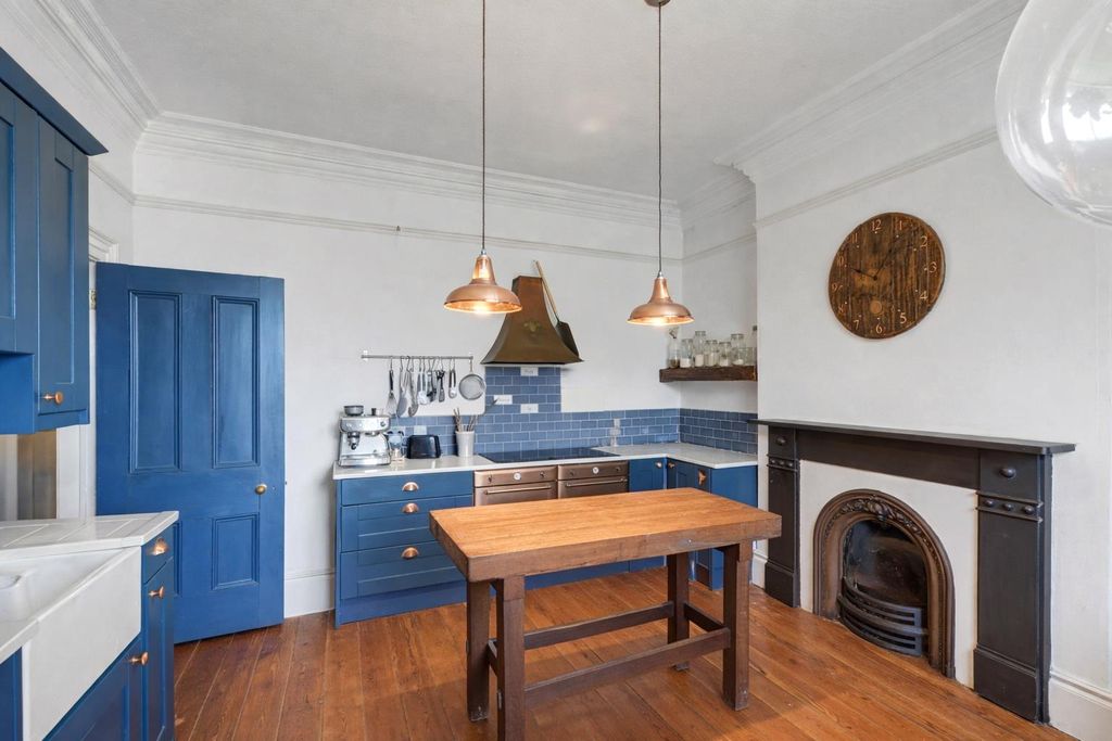 Property photo 3 of 20 Kitchen