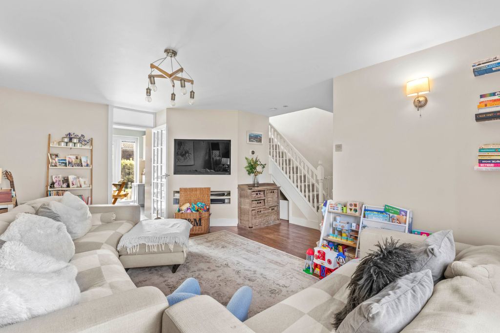 Property photo 3 of 15 10 Hobart Court, Gunthorpe Rd, Sl7 1Ul (Low Res)-6