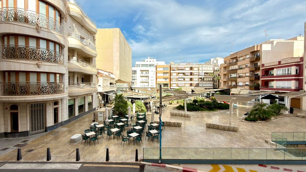 Property photo 1 of 33 Stunning 3-Bedroom Apartment In Torrevieja