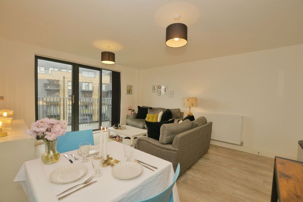 Property photo 2 of 11 Lounge