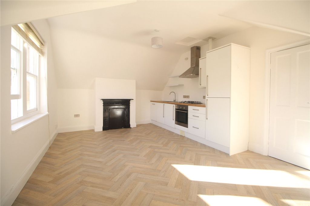 Property photo 2 of 16 Picture No. 12
