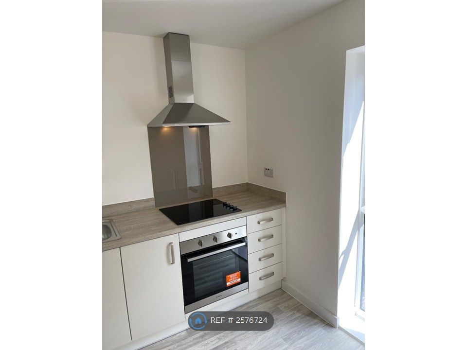 Property photo 3 of 13 Sleek Hob &amp; Oven For Easy Cooking