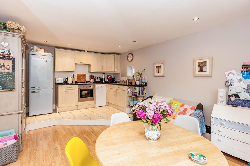 Property photo 3 of 10 Photo 02