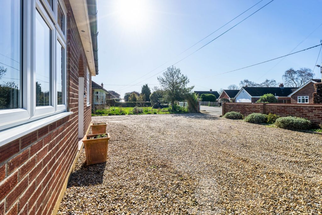 Property photo 3 of 12 Driveway