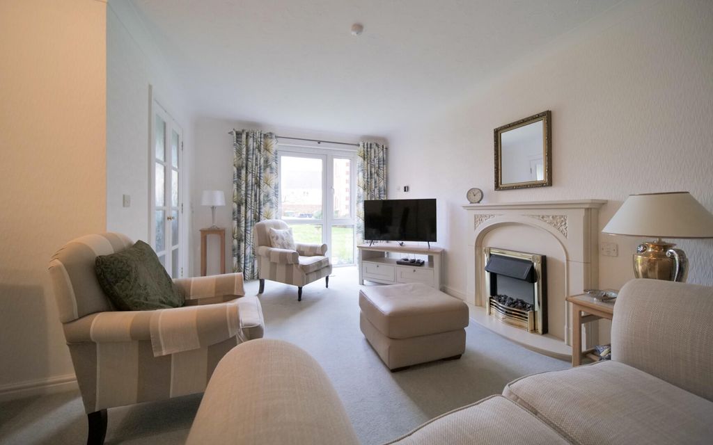 Property photo 3 of 11 Living Room