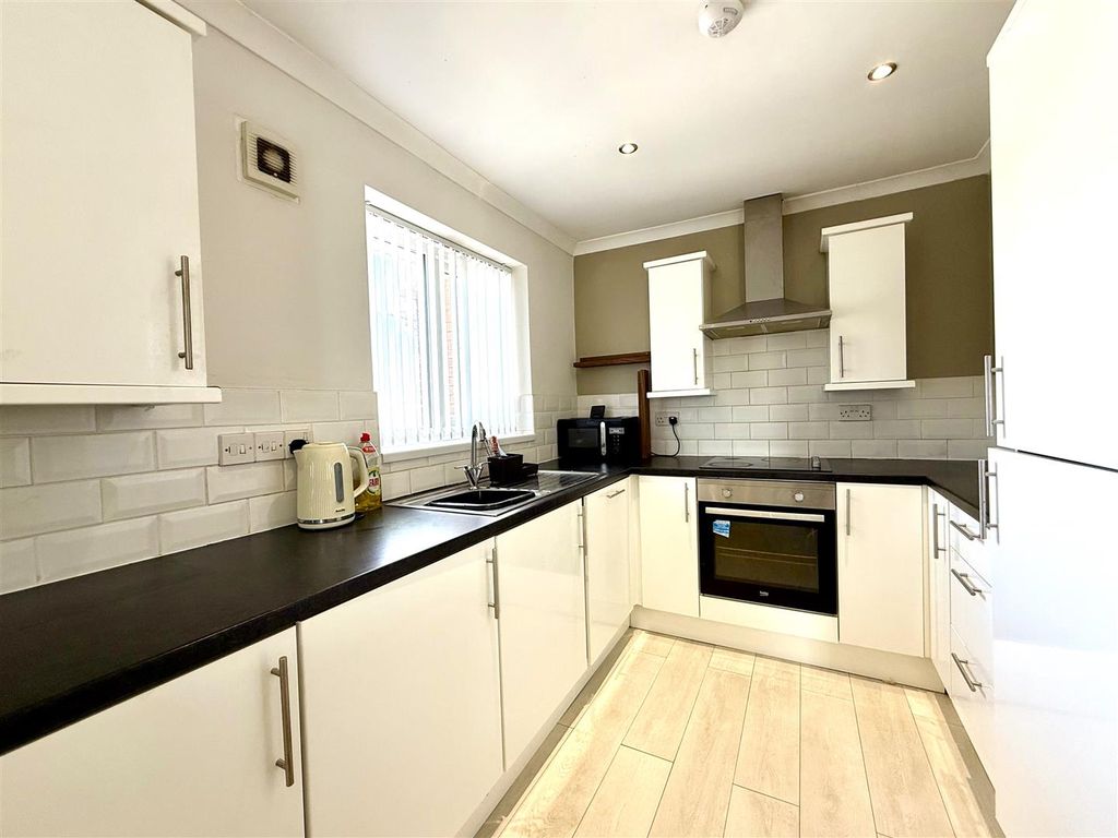 Property photo 3 of 13 Kitchen .Jpg