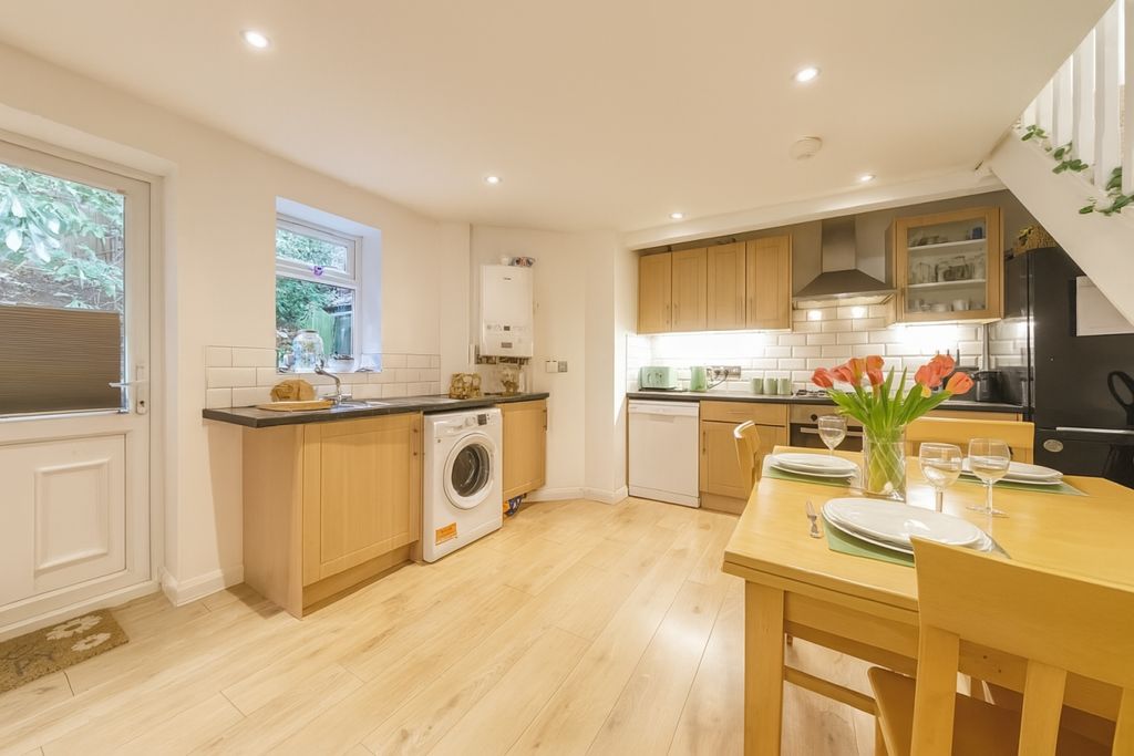 Property photo 2 of 6 Kitchen