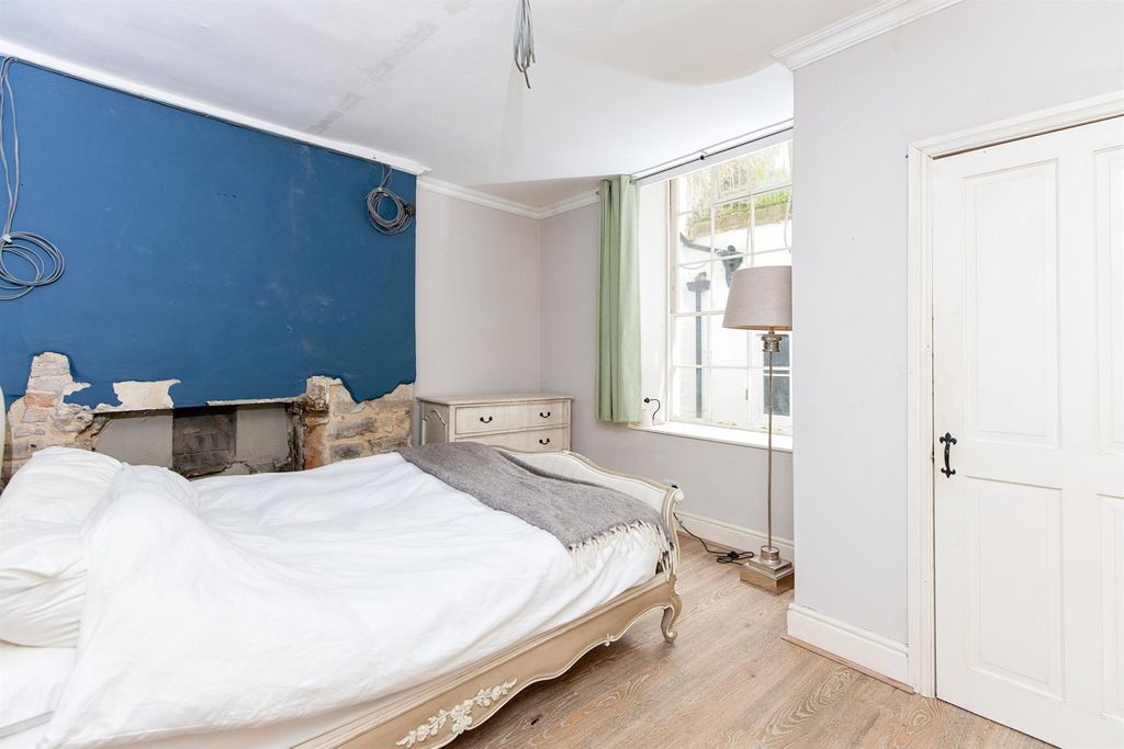 Property photo 2 of 6 Bedroom 1