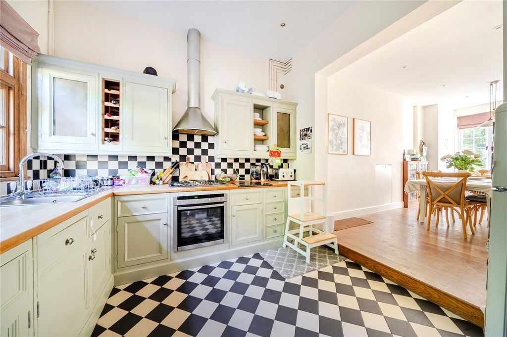 Property photo 3 of 9 Kitchen