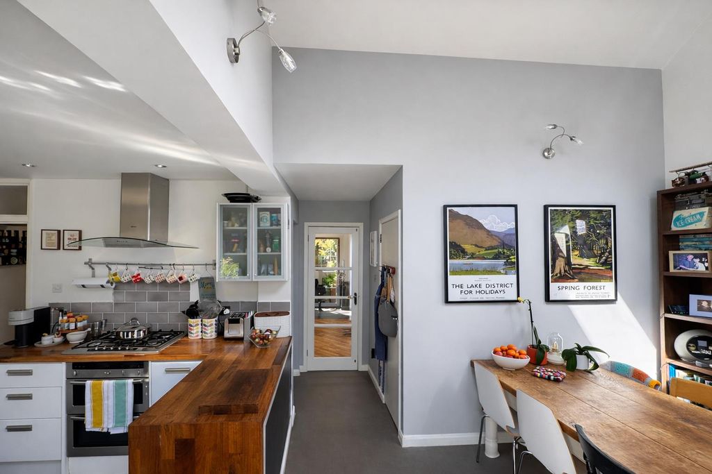 Property photo 3 of 42 3F1259B5-0529-4D2D-Af8E-F4C0F88Ccfbf.Png