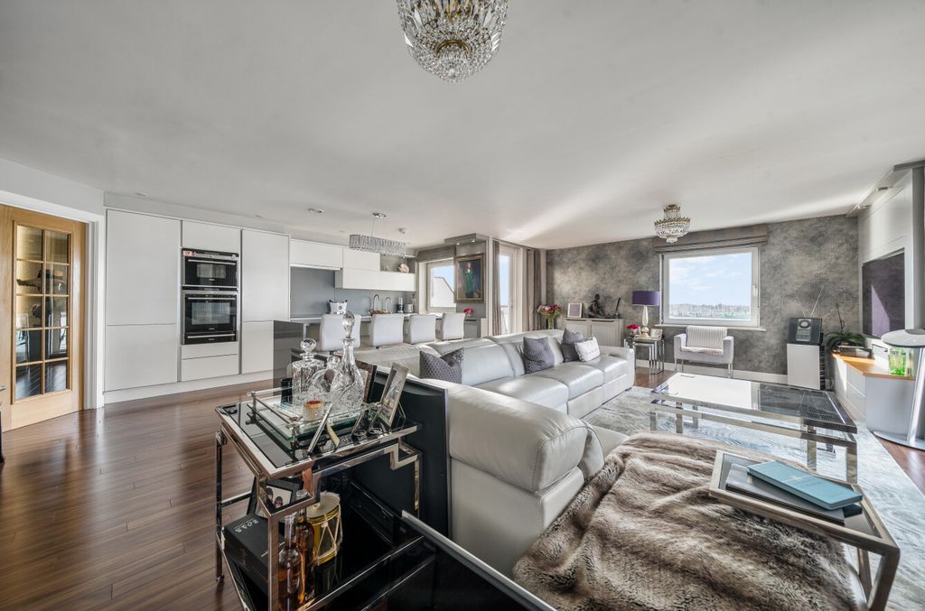 Property photo 3 of 14 1376459-15-6914c2...