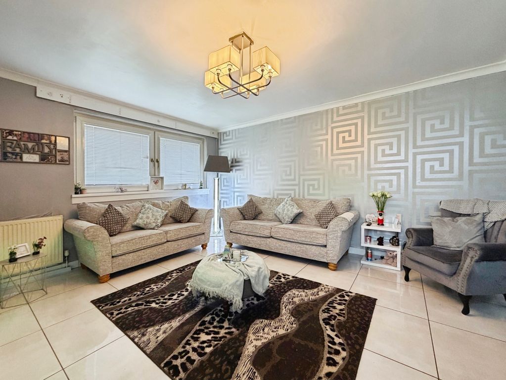 Property photo 3 of 11 Lounge