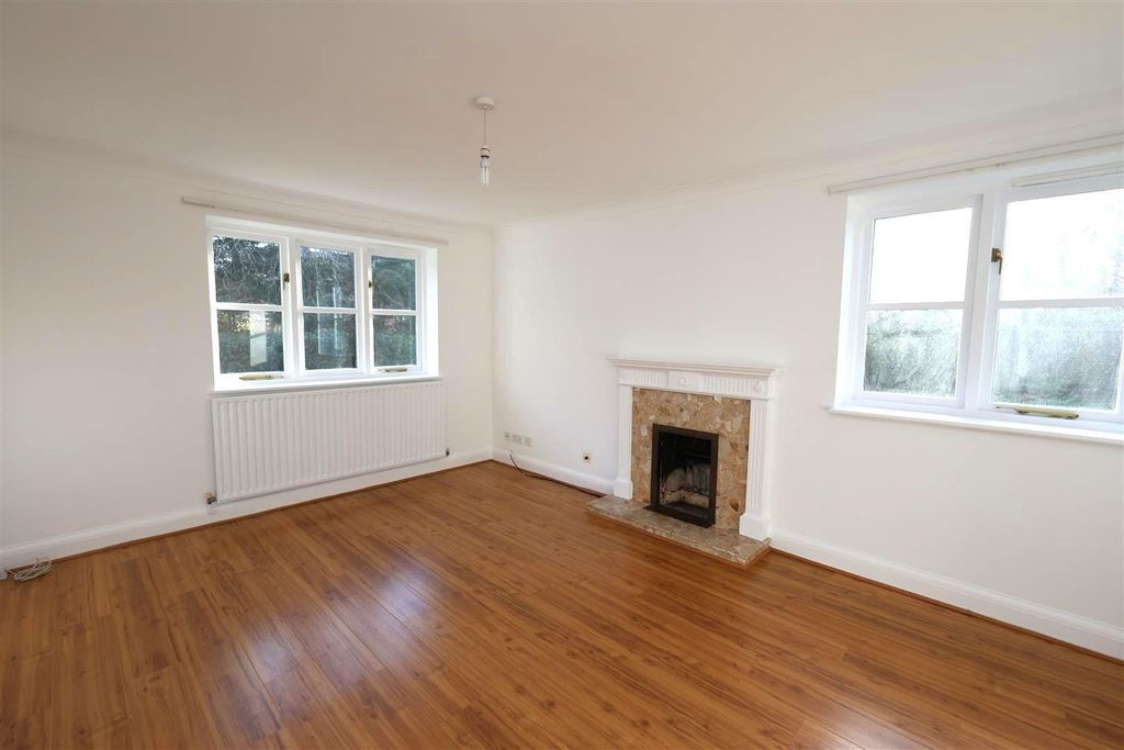 Property photo 3 of 18 Living Room