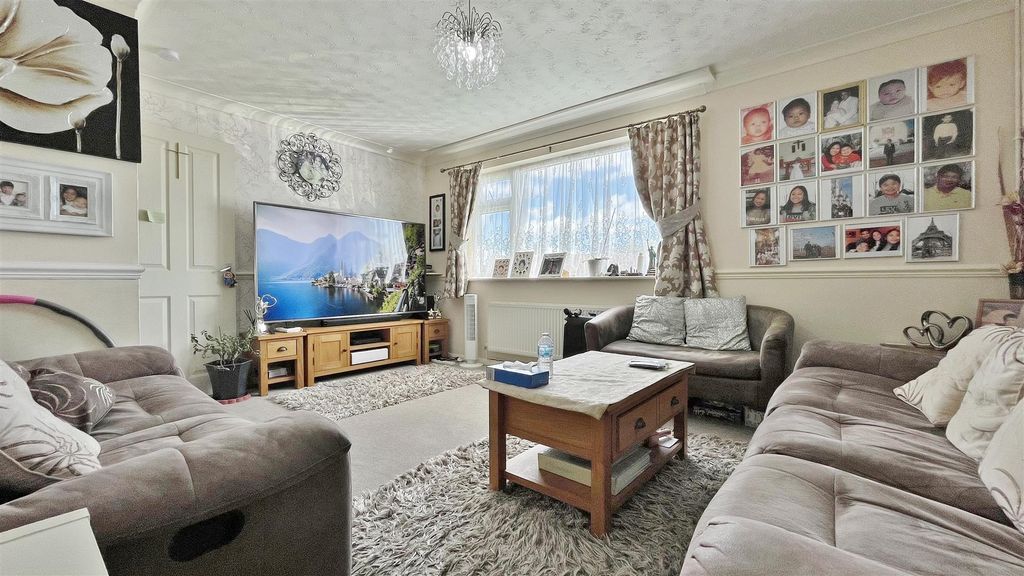 Property photo 3 of 18 Lounge