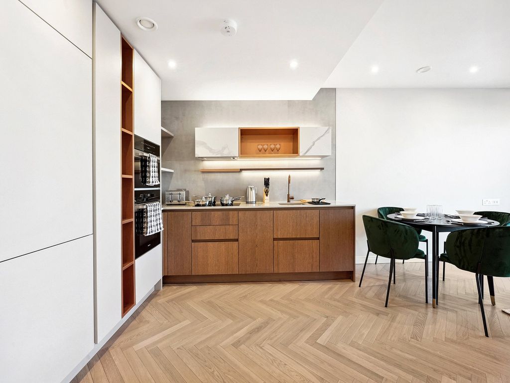 Property photo 3 of 13 Hampton House