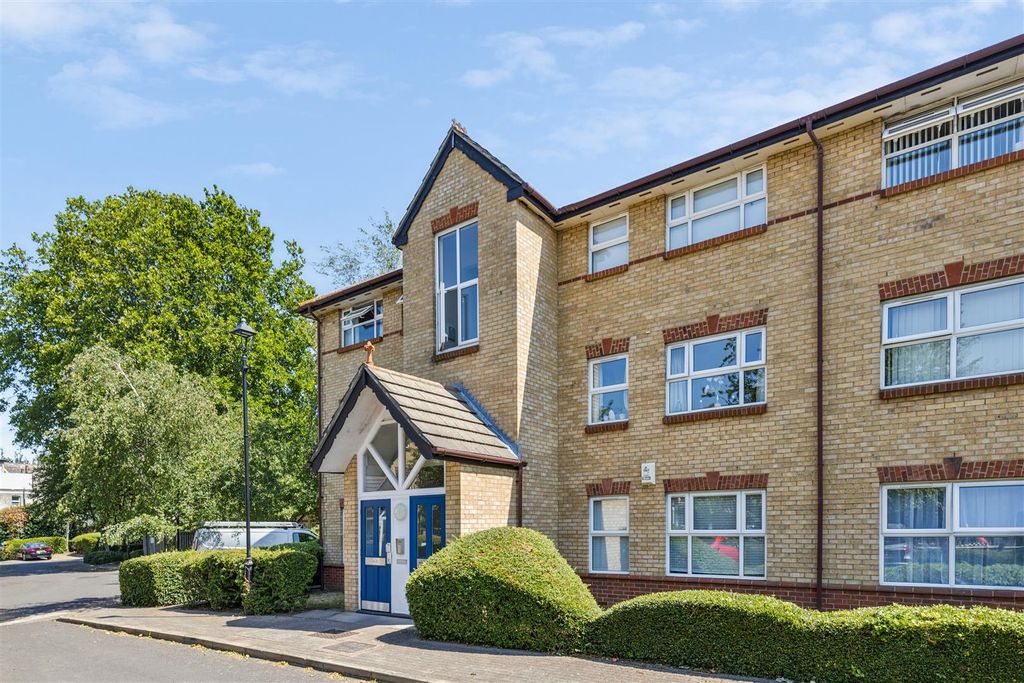 Property photo 1 of 11 For Sale - Monmouth Close, W4