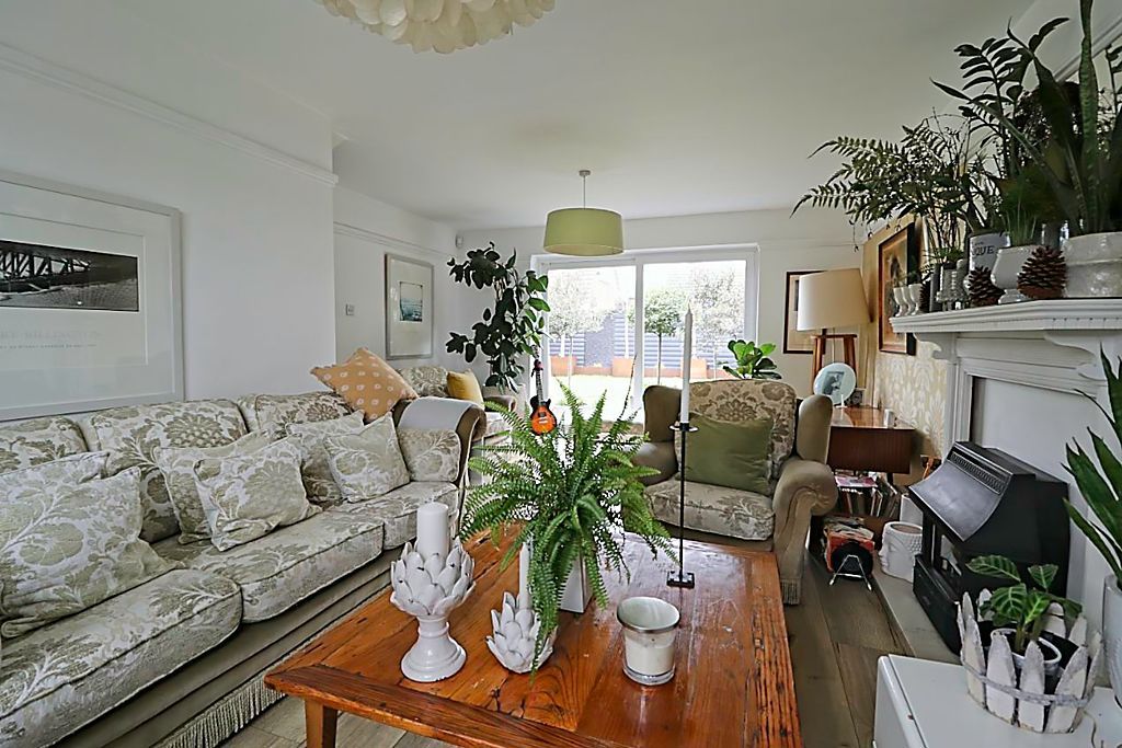 Property photo 1 of 25 Living Room