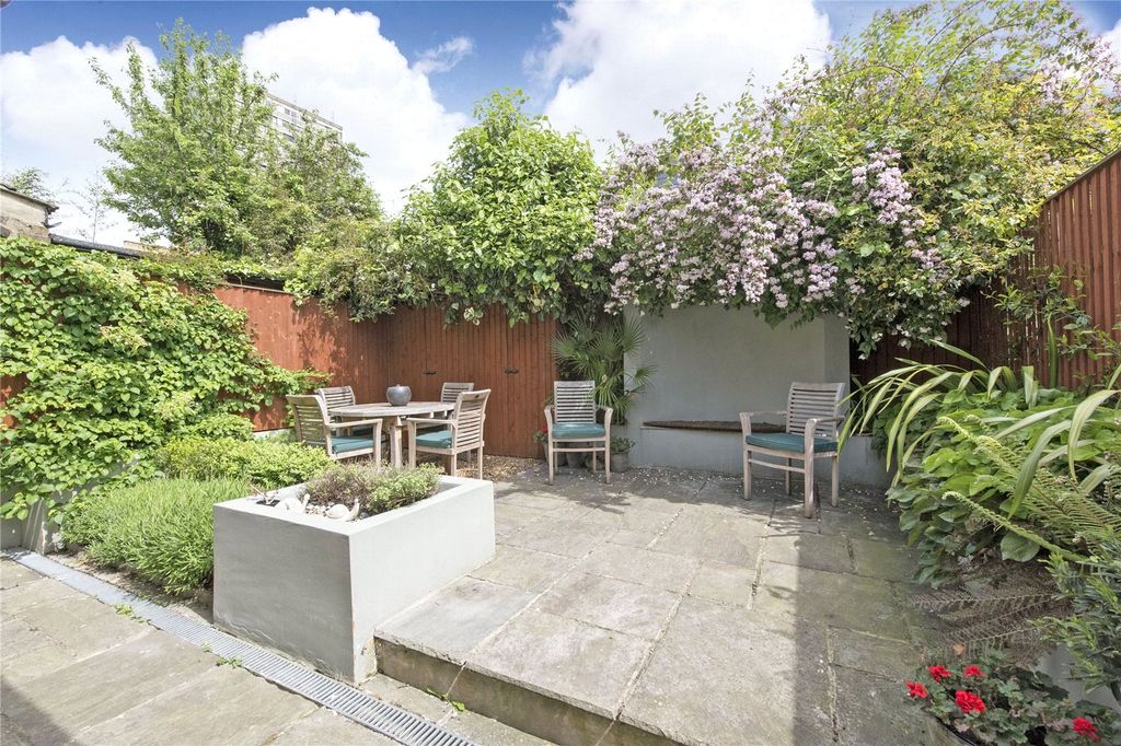 Property photo 3 of 9 Garden