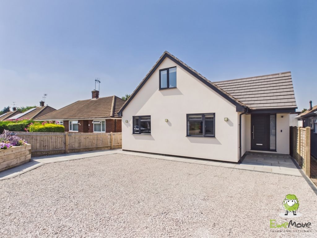 Property photo 1 of 28 Ewemove Estate Agents Basingstoke - Denham Drive