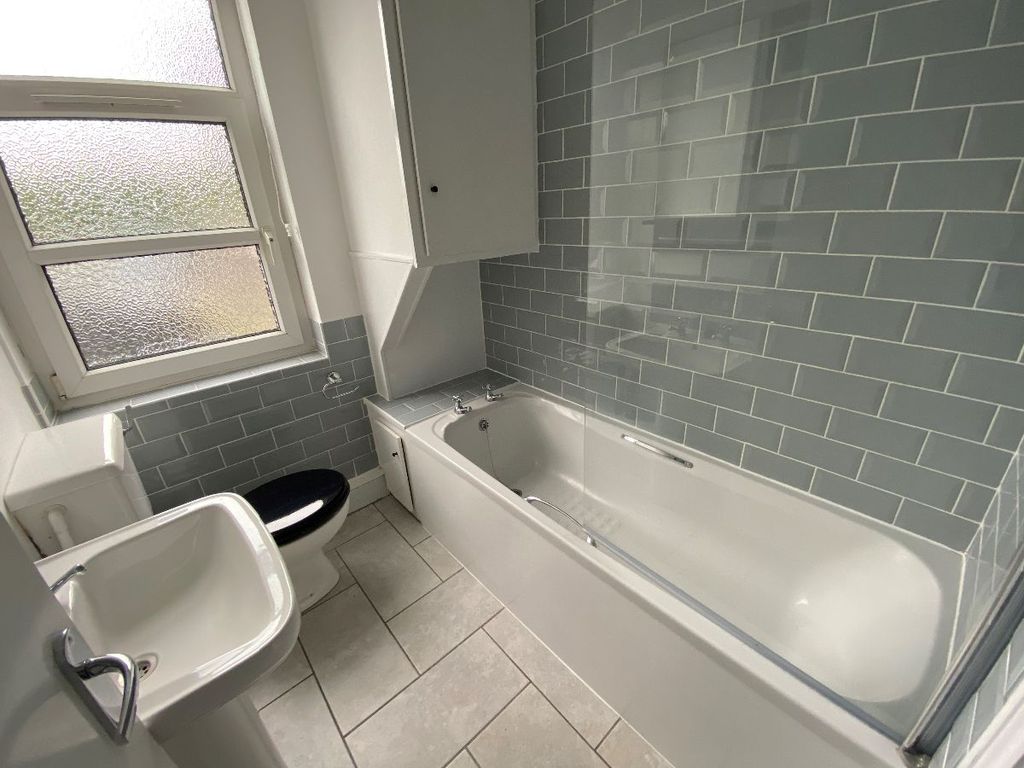 Property photo 1 of 9 Bathroom