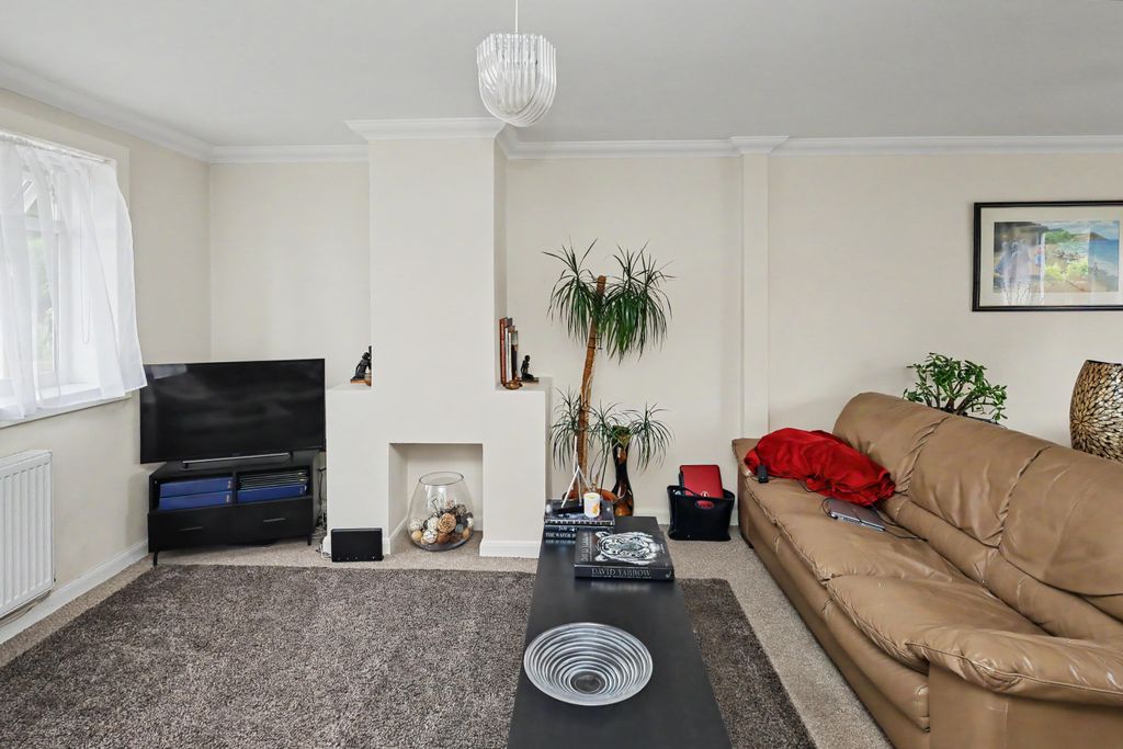 Property photo 2 of 12 15 Jessel Drive, Loughton, Essex, Ig10 2Ex