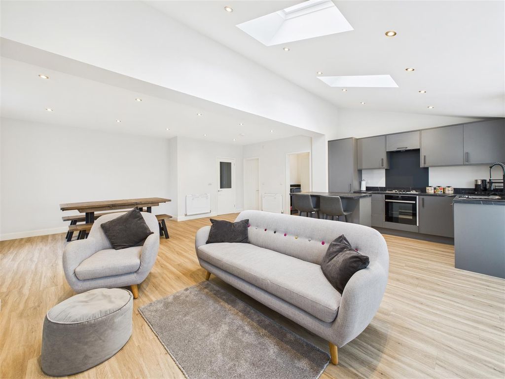 Property photo 2 of 18 Cam05476G0-Pr0065-Still011.Jpg