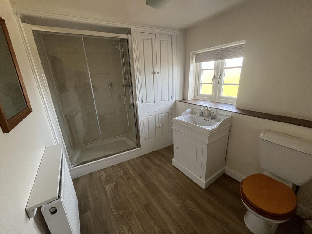 Property photo 2 of 21 Bathroom