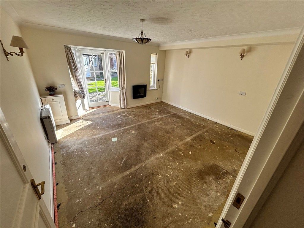 Property photo 2 of 8 Lounge - New