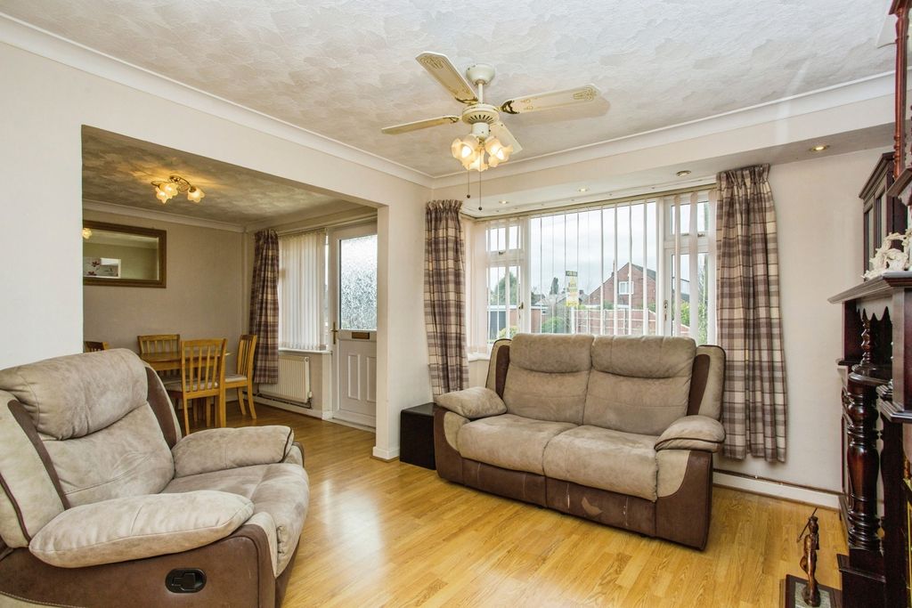 Property photo 3 of 16 Lounge