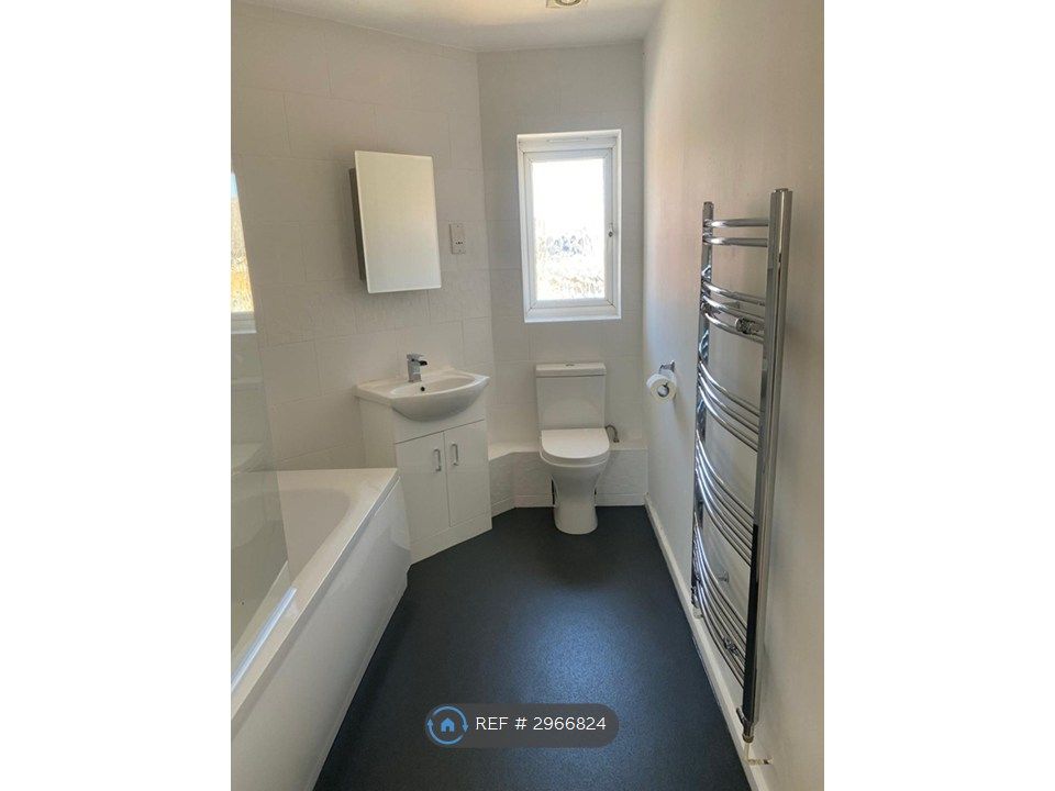 Property photo 3 of 9 Bathroom