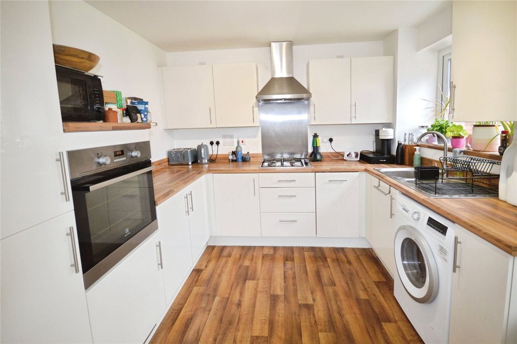 Property photo 2 of 19 Kitchen