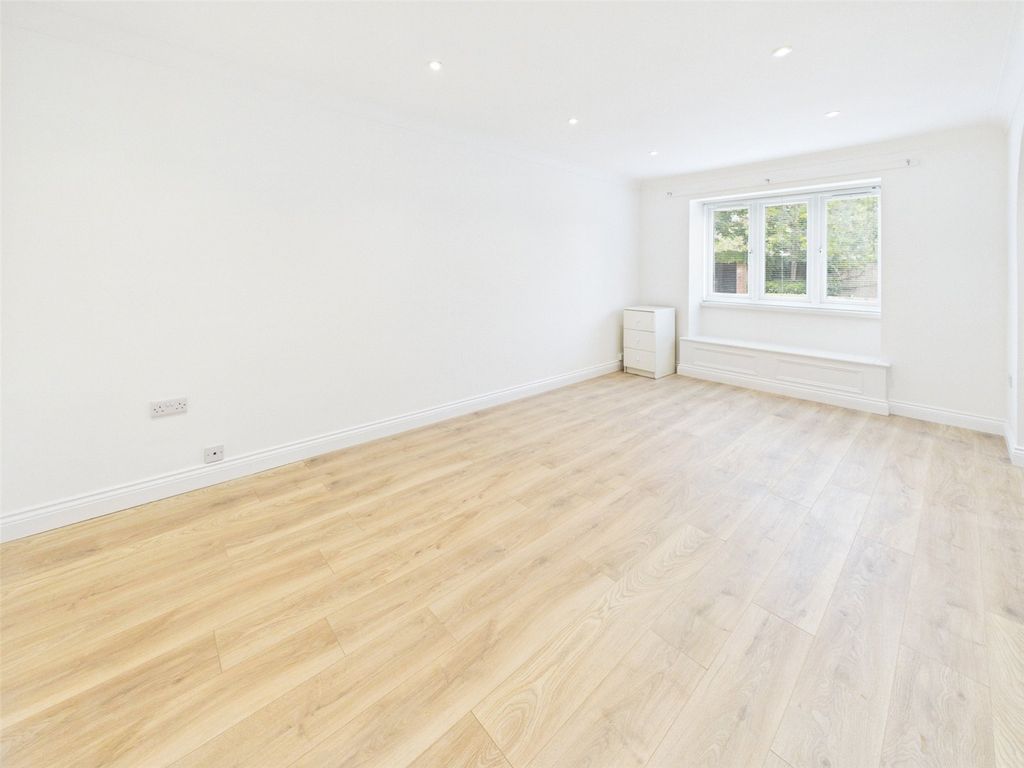 Property photo 2 of 6 Picture No. 11